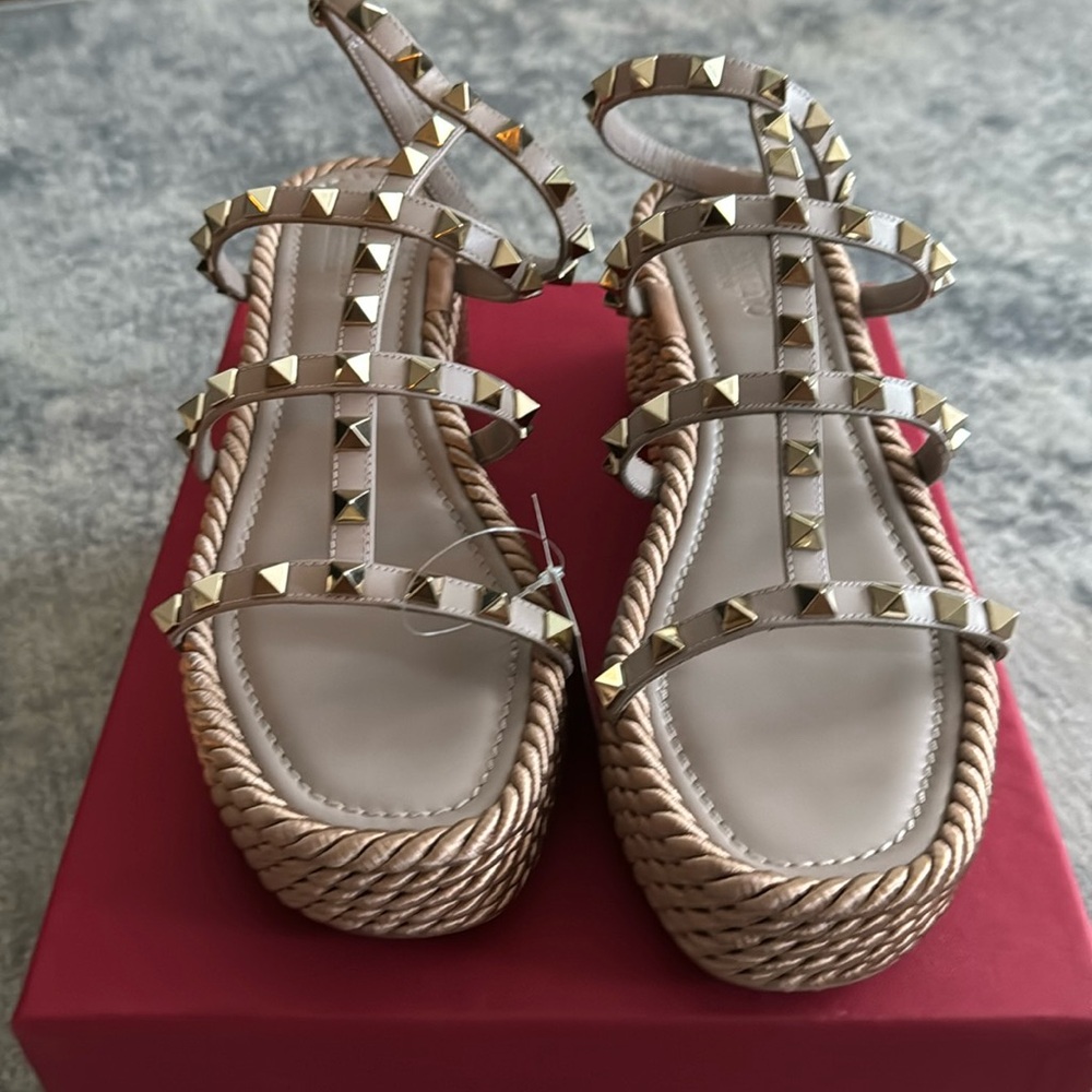 ROCKSTUD ANKLE STRAP WEDGE SANDAL IN CALFSKIN LEATHER